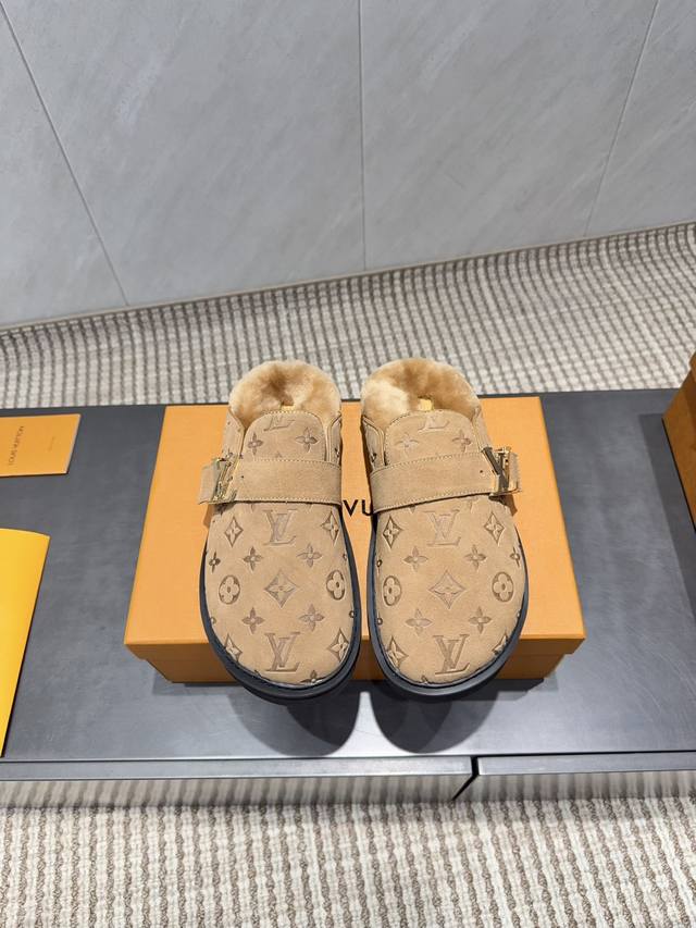 出厂:情侣 独家顶级版本 L驴牌2025Vs秋季情侣新款半拖系列 情侣横带半拖 原版细节，超正版型，超级好看，上脚超大气，自带气质，时尚运动风，舒适度特别棒 面