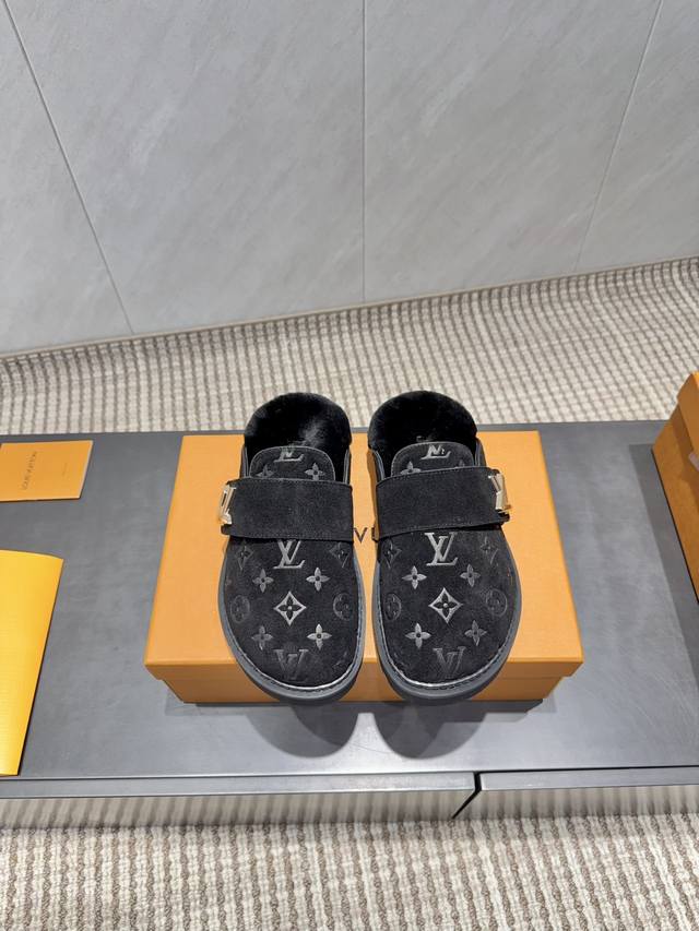 出厂:情侣 独家顶级版本 L驴牌2025Vs秋季情侣新款半拖系列 情侣横带半拖 原版细节，超正版型，超级好看，上脚超大气，自带气质，时尚运动风，舒适度特别棒 面