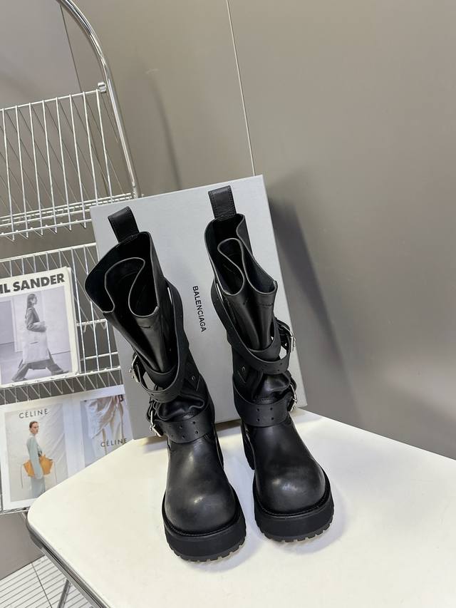 男20 Balenciaga巴黎世家25Fw毒液Venom情侣款高筒靴 中筒靴 请认准高版本 这款靴子在设计上独具匠心 以绑带与皮带元素作为亮点 不仅能将靴子稳