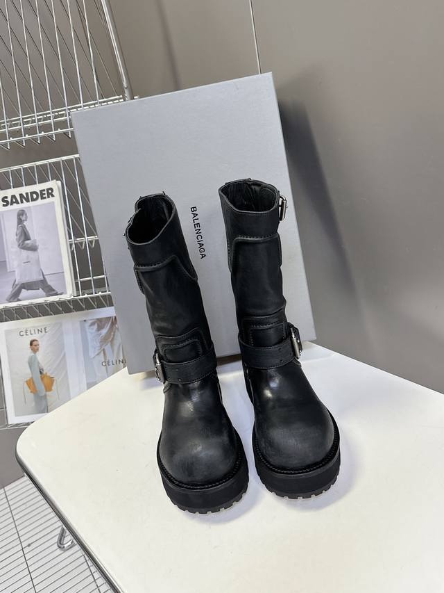 男20 Balenciaga巴黎世家25Fw毒液Venom情侣款高筒靴 中筒靴 请认准高版本 这款靴子在设计上独具匠心 以绑带与皮带元素作为亮点 不仅能将靴子稳