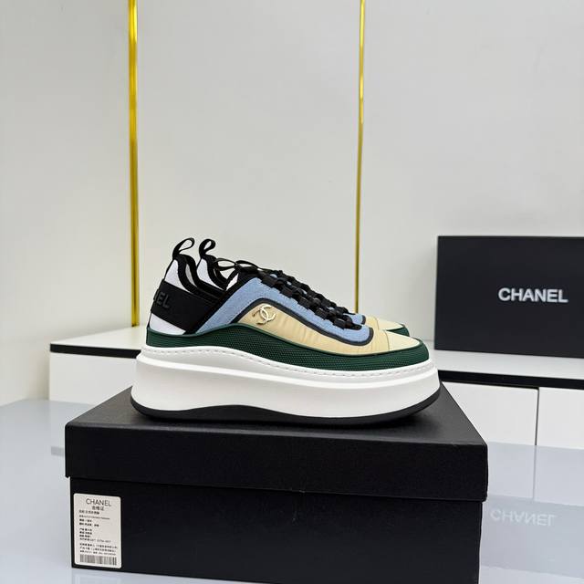 女码 Chanel香奈儿休闲厚底增高鞋 2025专柜顶级休闲款运动鞋 这款经典设计；鞋面多种工艺电绣的风格；大底却时尚运动；不平凡的拥入了多种配色元素 多元化混