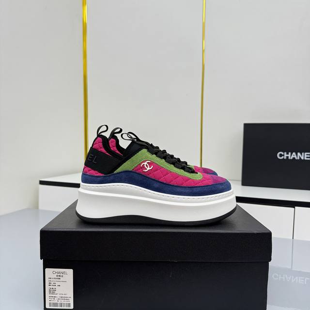 女码 Chanel香奈儿休闲厚底增高鞋 2025专柜顶级休闲款运动鞋 这款经典设计；鞋面多种工艺电绣的风格；大底却时尚运动；不平凡的拥入了多种配色元素 多元化混