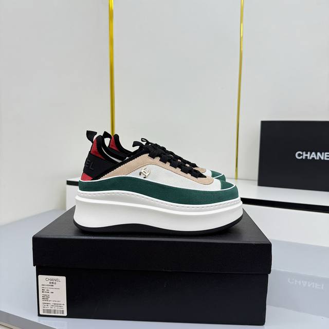 女码 Chanel香奈儿休闲厚底增高鞋 2025专柜顶级休闲款运动鞋 这款经典设计；鞋面多种工艺电绣的风格；大底却时尚运动；不平凡的拥入了多种配色元素 多元化混