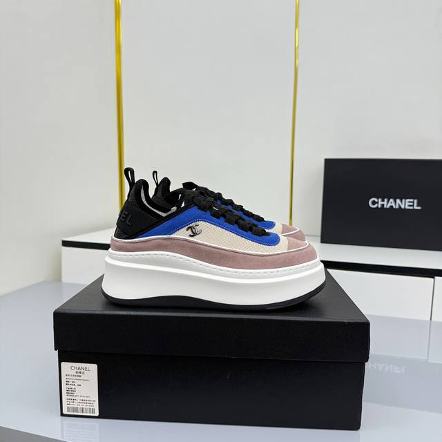 女码 Chanel香奈儿休闲厚底增高鞋 2025专柜顶级休闲款运动鞋 这款经典设计；鞋面多种工艺电绣的风格；大底却时尚运动；不平凡的拥入了多种配色元素 多元化混
