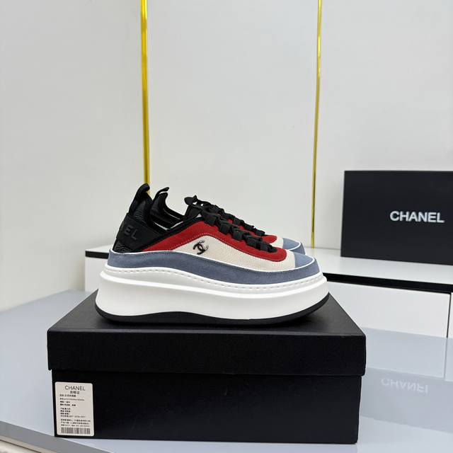 女码 Chanel香奈儿休闲厚底增高鞋 2025专柜顶级休闲款运动鞋 这款经典设计；鞋面多种工艺电绣的风格；大底却时尚运动；不平凡的拥入了多种配色元素 多元化混