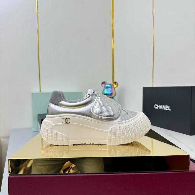 香奈儿面包鞋 ～原版小牛皮熊猫鞋 Chanel 香奈儿 25C 最新爆款 熊猫 黑白 运动鞋 休闲板鞋 小香 爆款单品 经典黑白 熊猫配色 Coco女孩必要入款