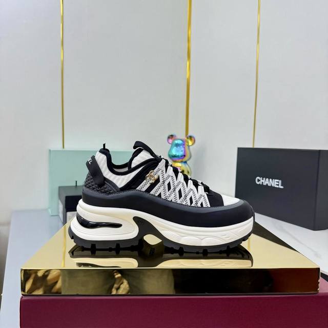 香奈儿面包鞋 ～原版小牛皮熊猫鞋 Chanel 香奈儿 25C 最新爆款 熊猫 黑白 运动鞋 休闲板鞋 小香 爆款单品 经典黑白 熊猫配色 Coco女孩必要入款