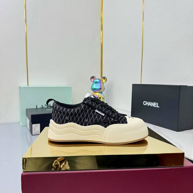 香奈儿面包鞋 ～原版小牛皮熊猫鞋 Chanel 香奈儿 25C 最新爆款 熊猫 黑白 运动鞋 休闲板鞋 小香 爆款单品 经典黑白 熊猫配色 Coco女孩必要入款