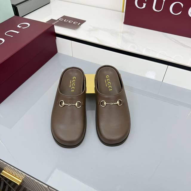 秋冬新款反绒牛皮马衔扣女士羊毛拖鞋 Gg在 2025 秋冬系列中继续使用档案符号。Horsebit 硬件让人想起品牌的马术传统，出现在这双 Camel 和牛皮高