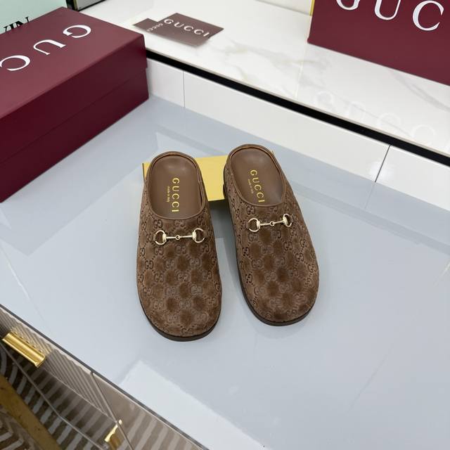 秋冬新款反绒牛皮马衔扣女士羊毛拖鞋 Gg在 2025 秋冬系列中继续使用档案符号。Horsebit 硬件让人想起品牌的马术传统，出现在这双 Camel 和牛皮高