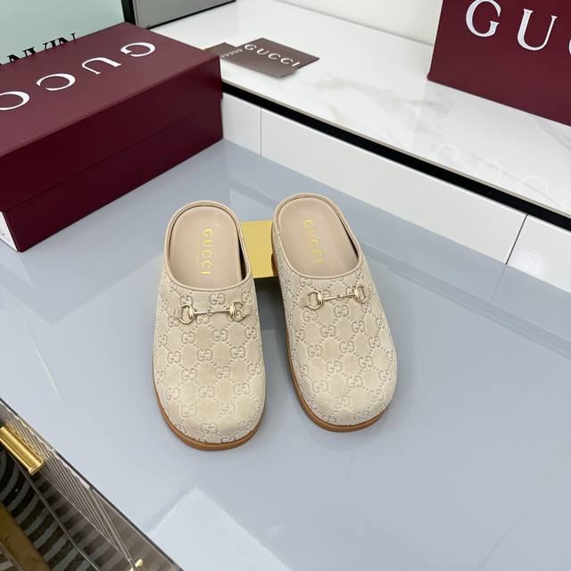 秋冬新款反绒牛皮马衔扣女士羊毛拖鞋 Gg在 2025 秋冬系列中继续使用档案符号。Horsebit 硬件让人想起品牌的马术传统，出现在这双 Camel 和牛皮高