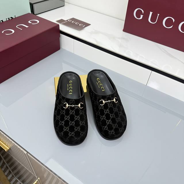 秋冬新款反绒牛皮马衔扣女士羊毛拖鞋 Gg在 2025 秋冬系列中继续使用档案符号。Horsebit 硬件让人想起品牌的马术传统，出现在这双 Camel 和牛皮高