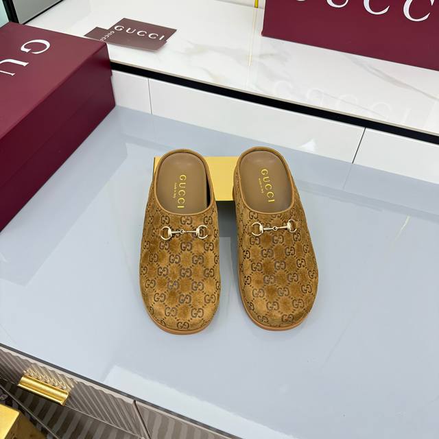 秋冬新款反绒牛皮马衔扣女士羊毛拖鞋 Gg在 2025 秋冬系列中继续使用档案符号。Horsebit 硬件让人想起品牌的马术传统，出现在这双 Camel 和牛皮高