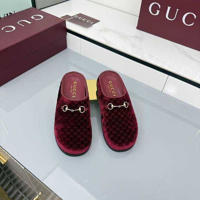 秋冬新款反绒牛皮马衔扣女士羊毛拖鞋 Gg在 2025 秋冬系列中继续使用档案符号。Horsebit 硬件让人想起品牌的马术传统，出现在这双 Camel 和牛皮高