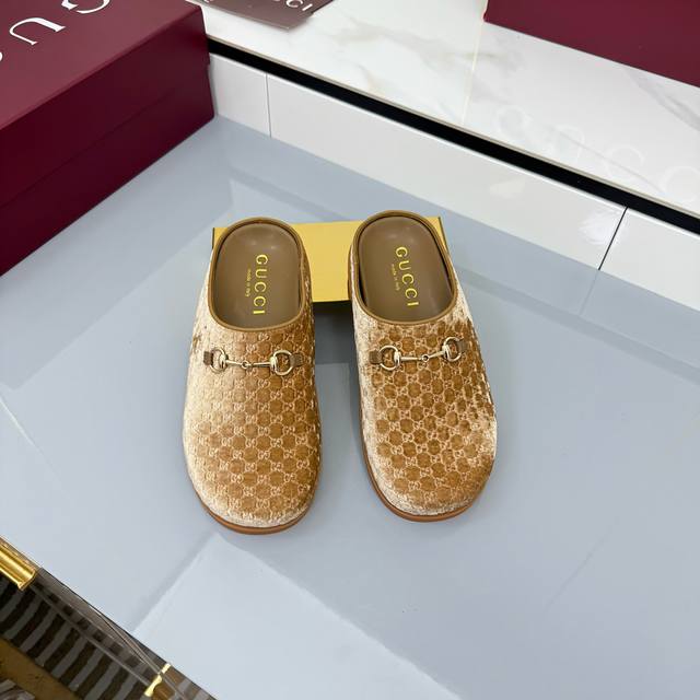 秋冬新款反绒牛皮马衔扣女士羊毛拖鞋 Gg在 2025 秋冬系列中继续使用档案符号。Horsebit 硬件让人想起品牌的马术传统，出现在这双 Camel 和牛皮高