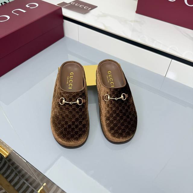 秋冬新款反绒牛皮马衔扣女士羊毛拖鞋 Gg在 2025 秋冬系列中继续使用档案符号。Horsebit 硬件让人想起品牌的马术传统，出现在这双 Camel 和牛皮高