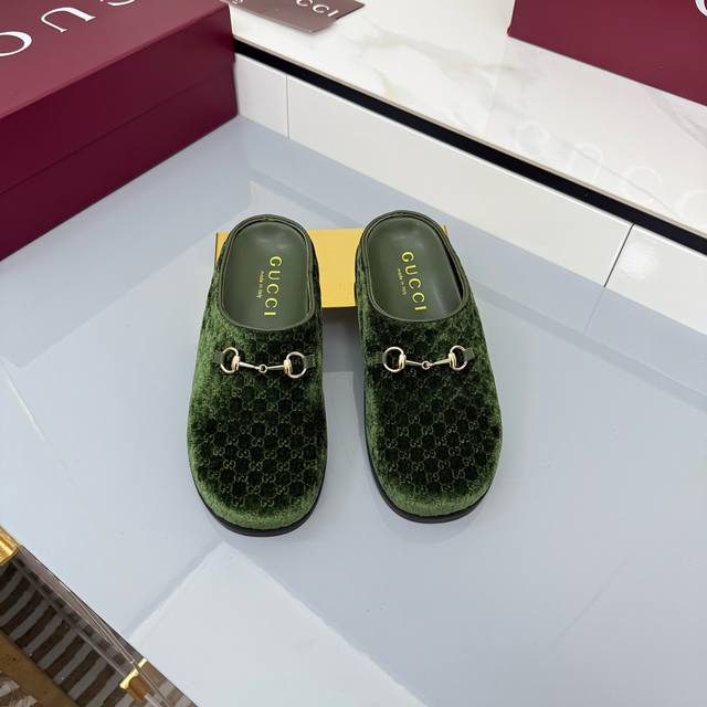 秋冬新款反绒牛皮马衔扣女士羊毛拖鞋 Gg在 2025 秋冬系列中继续使用档案符号。Horsebit 硬件让人想起品牌的马术传统，出现在这双 Camel 和牛皮高