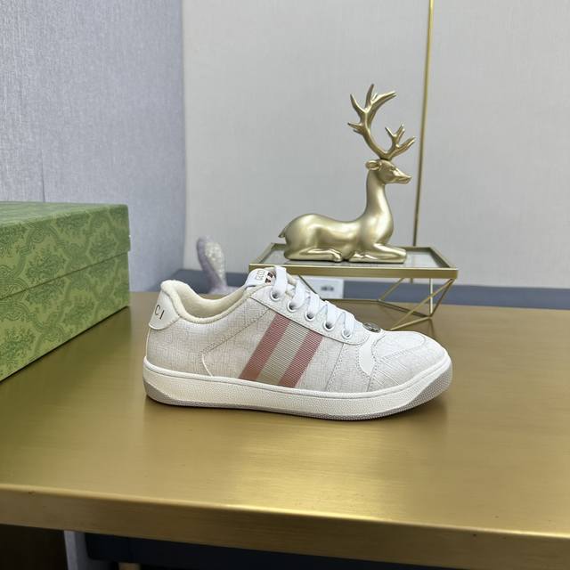 出厂价pp男女码 市场最高版本。 Gucci古驰全新升级后套内里，顶级做旧小脏鞋，Screener 系列饰水晶运动鞋 G小脏鞋镶钻款 蓝色水钻，经典休闲情侣款，