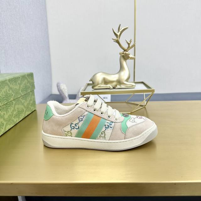 出厂价pp男女码 市场最高版本。 Gucci古驰全新升级后套内里，顶级做旧小脏鞋，Screener 系列饰水晶运动鞋 G小脏鞋镶钻款 蓝色水钻，经典休闲情侣款，