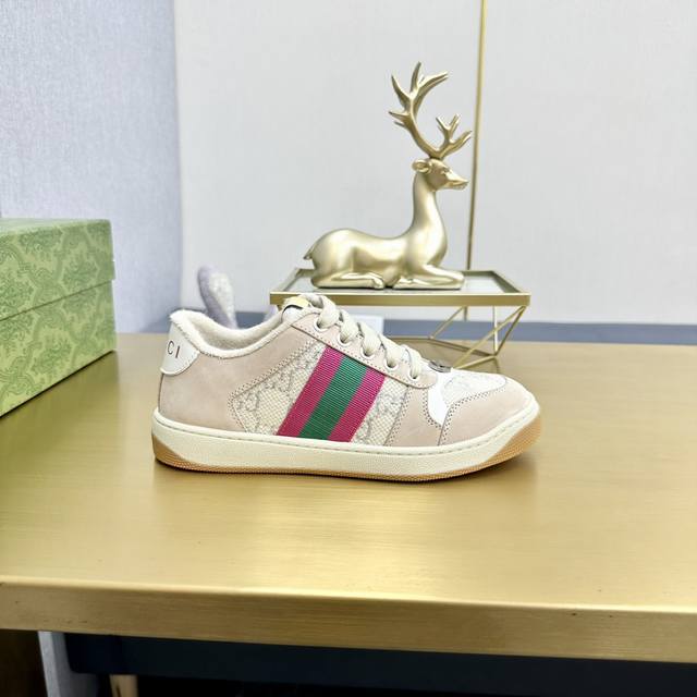 出厂价pp男女码 市场最高版本。 Gucci古驰全新升级后套内里，顶级做旧小脏鞋，Screener 系列饰水晶运动鞋 G小脏鞋镶钻款 蓝色水钻，经典休闲情侣款，