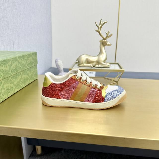 出厂价pp男女码 市场最高版本。 Gucci古驰全新升级后套内里，顶级做旧小脏鞋，Screener 系列饰水晶运动鞋 G小脏鞋镶钻款 蓝色水钻，经典休闲情侣款，