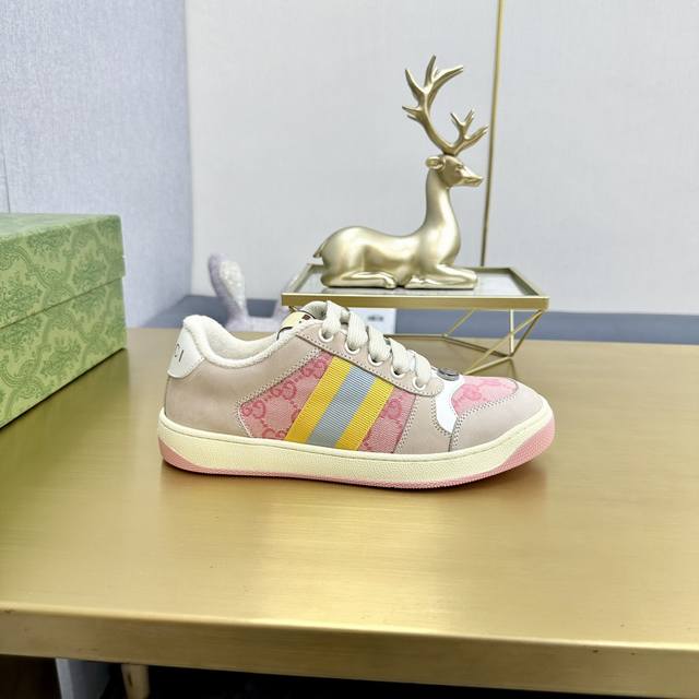 出厂价pp男女码 市场最高版本。 Gucci古驰全新升级后套内里，顶级做旧小脏鞋，Screener 系列饰水晶运动鞋 G小脏鞋镶钻款 蓝色水钻，经典休闲情侣款，