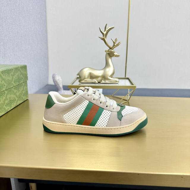 出厂价pp男女码 市场最高版本。 Gucci古驰全新升级后套内里，顶级做旧小脏鞋，Screener 系列饰水晶运动鞋 G小脏鞋镶钻款 蓝色水钻，经典休闲情侣款，