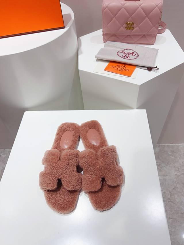 工厂p批 码数：35-43 可做无标： 注：无标需定做 经典款 官网、小红书同步最新配色爱马仕爆款火热上线，做工升级版，高品质！ 时尚潮流最新款泰迪羊毛H拖秋冬