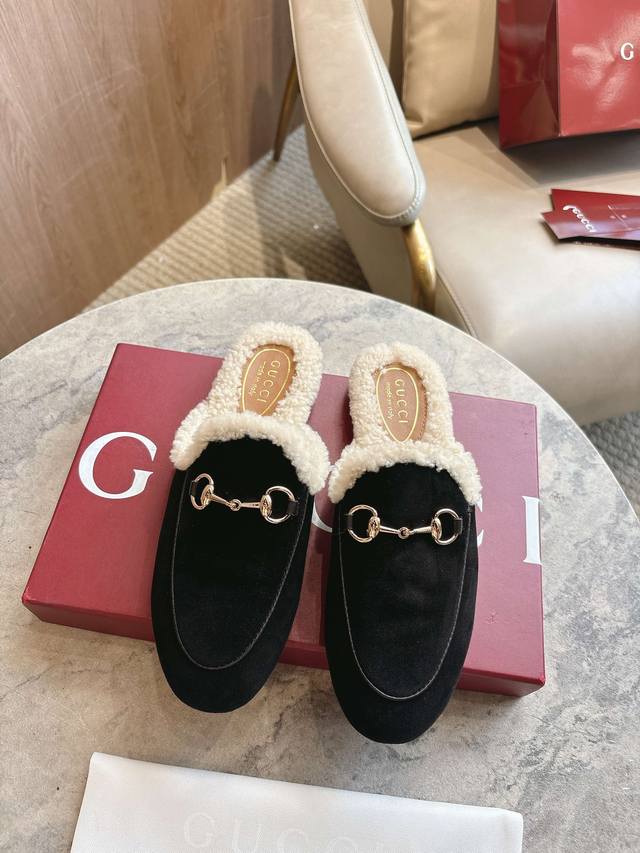 1803-3 黑 Gucci 标志性的princetown拖鞋以其优雅的轮廓、精致的材料和经典的马衔而著称。这个模型是在光滑的绒面革和美利奴羊毛衬里的定义。 尺