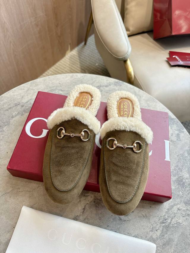 1803-3 绿 Gucci 标志性的princetown拖鞋以其优雅的轮廓、精致的材料和经典的马衔而著称。这个模型是在光滑的绒面革和美利奴羊毛衬里的定义。 尺