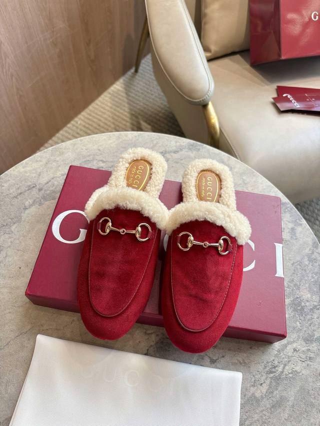 1803-3 酒红 Gucci 标志性的princetown拖鞋以其优雅的轮廓、精致的材料和经典的马衔而著称。这个模型是在光滑的绒面革和美利奴羊毛衬里的定义。