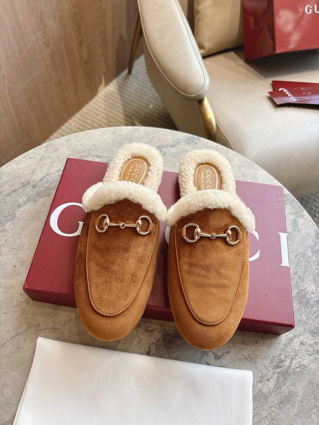 1803-3 棕 Gucci 标志性的princetown拖鞋以其优雅的轮廓、精致的材料和经典的马衔而著称。这个模型是在光滑的绒面革和美利奴羊毛衬里的定义。 尺