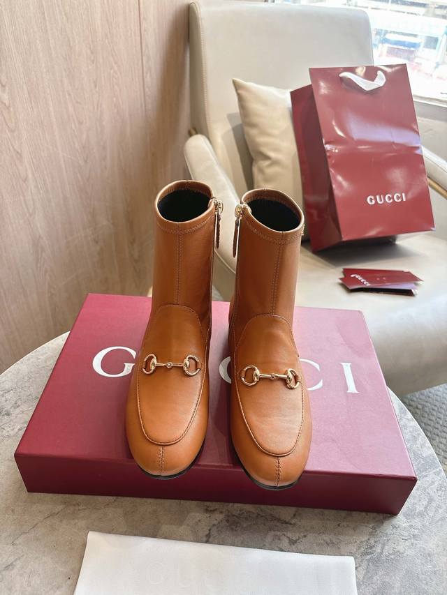 920-1 棕￥ 35-42 Gucci Jordaan系列乐福鞋是贯穿四季的经典单品。这款踝靴焕新演绎经典廓形，选用光面皮革，搭配浅金色调马衔扣，彰显别致魅力