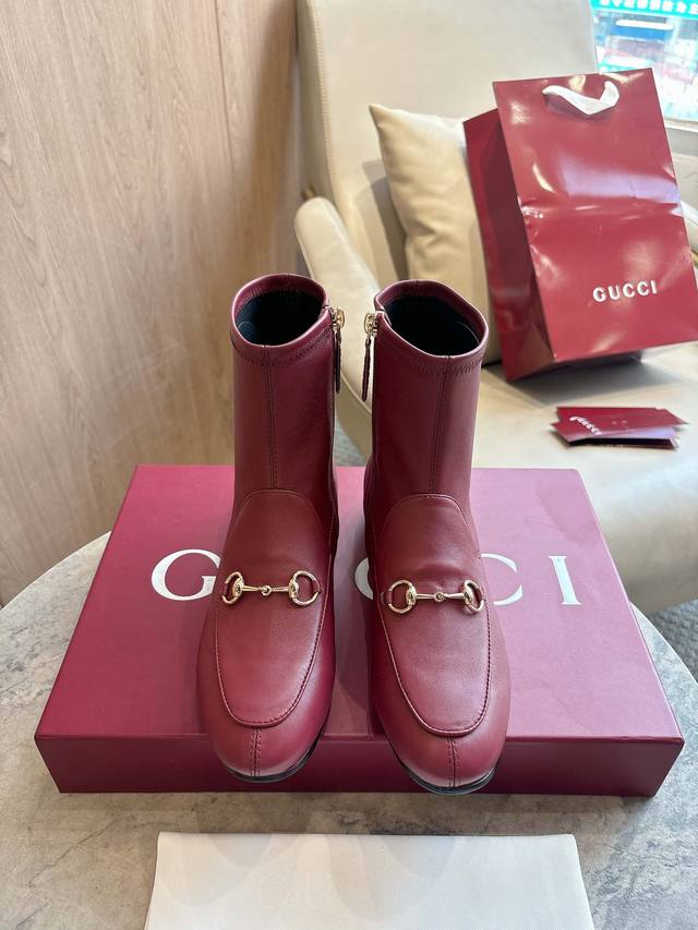 920-1 酒红￥ 35-42 Gucci Jordaan系列乐福鞋是贯穿四季的经典单品。这款踝靴焕新演绎经典廓形，选用光面皮革，搭配浅金色调马衔扣，彰显别致魅