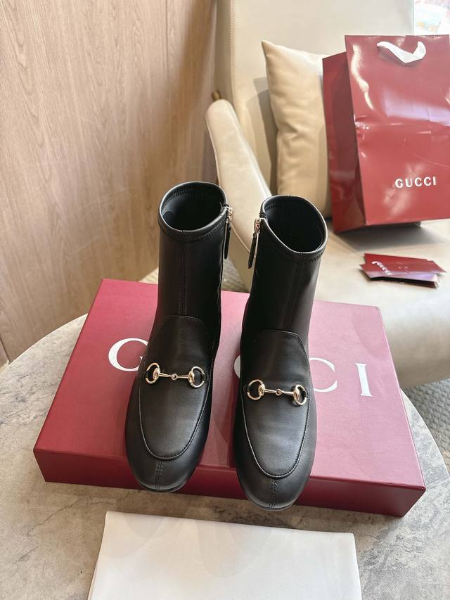 920-1 黑￥ 35-42 Gucci Jordaan系列乐福鞋是贯穿四季的经典单品。这款踝靴焕新演绎经典廓形，选用光面皮革，搭配浅金色调马衔扣，彰显别致魅力
