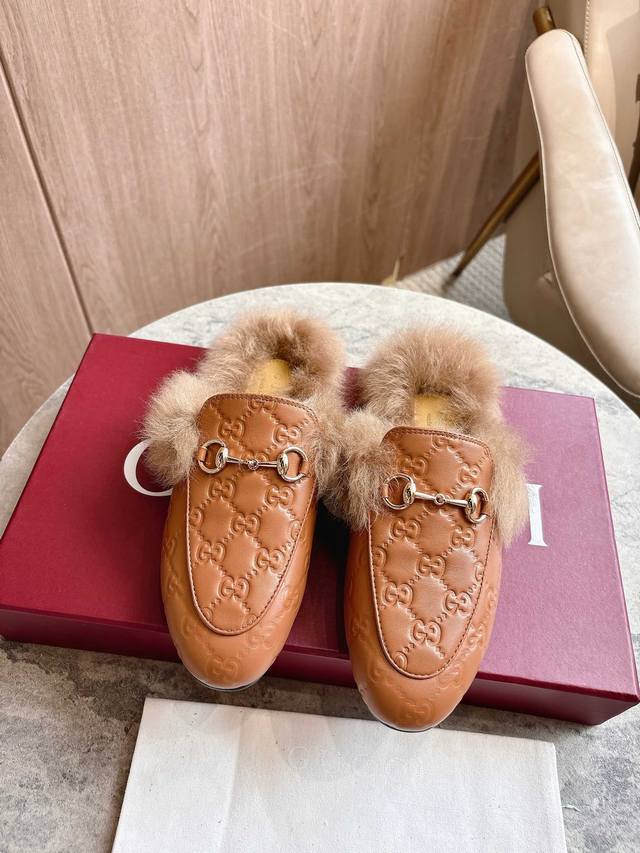 1803-2* 棕￥ 35-42 作为Gucci设计传承的杰出代表，Jordaan系列饰马衔扣乐福鞋生动彰显经典优雅格调。这款鞋履采用品牌标志性字母交织图案牛皮