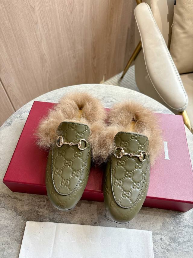 1803-2* 绿￥ 35-42 作为Gucci设计传承的杰出代表，Jordaan系列饰马衔扣乐福鞋生动彰显经典优雅格调。这款鞋履采用品牌标志性字母交织图案牛皮