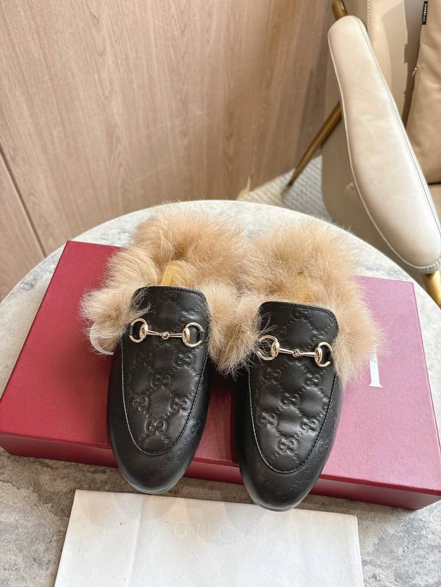 1803-2* 黑￥ 35-42 作为Gucci设计传承的杰出代表，Jordaan系列饰马衔扣乐福鞋生动彰显经典优雅格调。这款鞋履采用品牌标志性字母交织图案牛皮