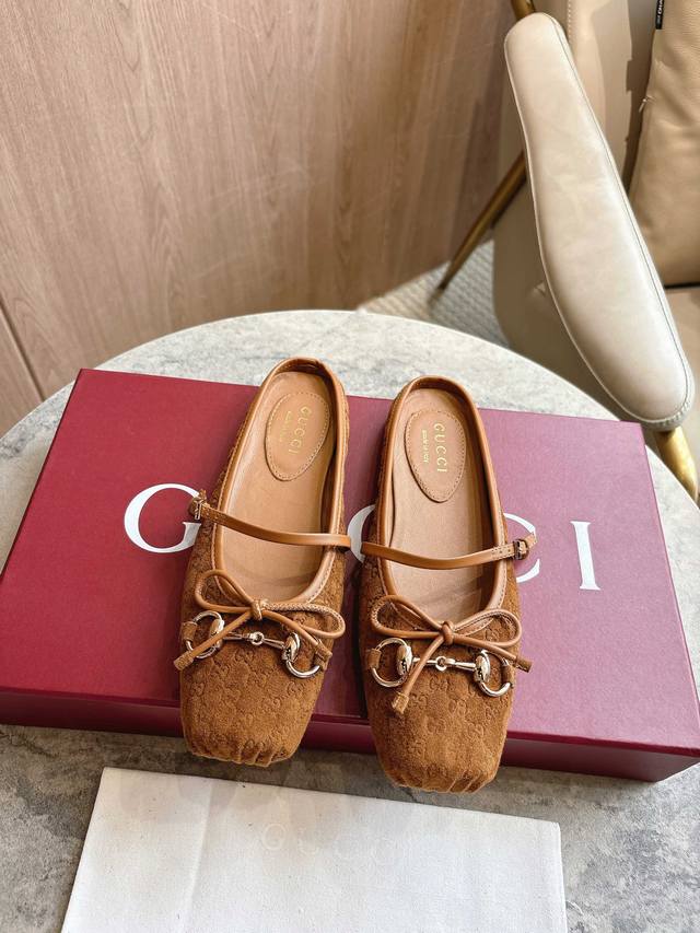 9099-10C 棕G￥ 35-42 2025秋冬系列, 这款马衔扣平底芭蕾穆勒鞋选用方形收口鞋头设计，搭配雅致的蝴蝶结细节，致敬传统芭蕾舞鞋款型。这款单品以皮