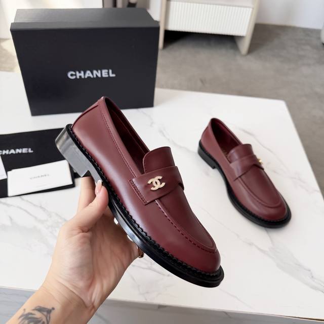 高版本小香家单鞋Chane*｜，大爆款！小香2025官网香奈儿四季单鞋，系列新品乐福鞋满满的复古风 秀气的鞋型 看着就很讨喜，小圆头 衬托脚也变得瘦瘦的，上脚给