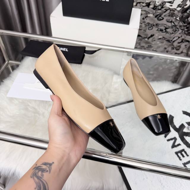 高版本小香家单鞋Chane*｜，大爆款！小香2025官网香奈儿四季单鞋，系列新品乐福鞋满满的复古风 秀气的鞋型 看着就很讨喜，小方头 衬托脚也变得瘦瘦的，上脚给