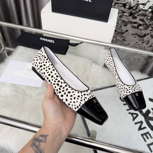 高版本小香家单鞋Chane*｜，大爆款！小香2025官网香奈儿四季单鞋，系列新品乐福鞋满满的复古风 秀气的鞋型 看着就很讨喜，小方头 衬托脚也变得瘦瘦的，上脚给