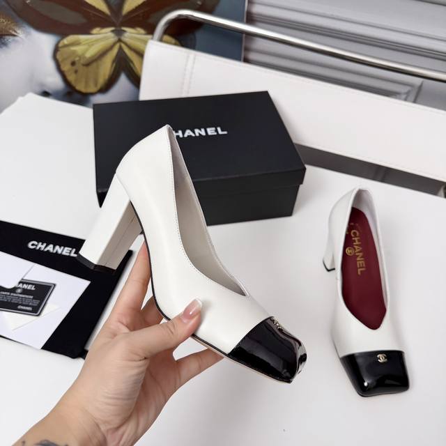 高版本小香家单鞋Chane*｜，大爆款！小香2025官网香奈儿四季单鞋，系列新品乐福鞋满满的复古风 秀气的鞋型 看着就很讨喜，小方头 衬托脚也变得瘦瘦的，上脚给