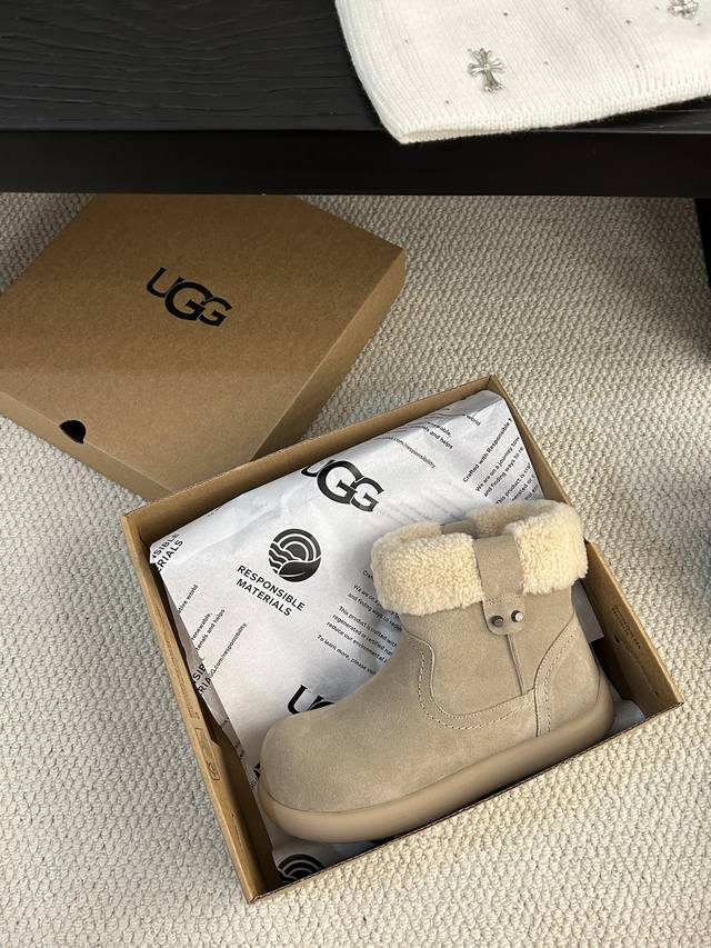 这款Ugg泰迪卷毛饰扣短靴，翻毛皮鞋面+羊毛鞋口，内里也是羊毛，保暖力满分！卷毛饰扣设计超有韩系氛围感，搭配卫衣、套装都很出片，通勤休闲都Ok！ 颜色：栗色、巧