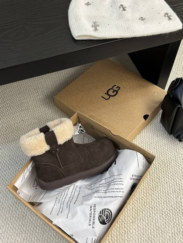 这款Ugg泰迪卷毛饰扣短靴，翻毛皮鞋面+羊毛鞋口，内里也是羊毛，保暖力满分！卷毛饰扣设计超有韩系氛围感，搭配卫衣、套装都很出片，通勤休闲都Ok！ 颜色：栗色、巧