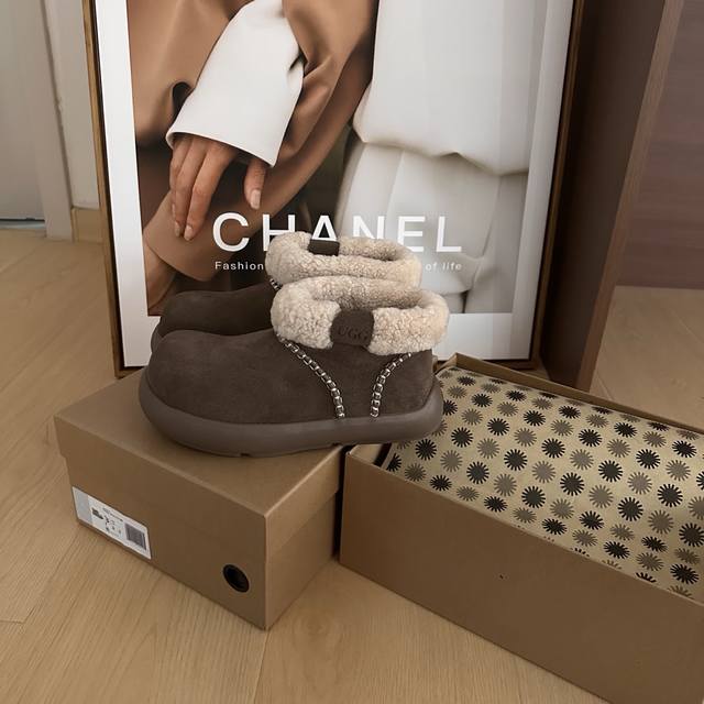 马克线土豆靴 秋冬仪式感，不管是搭配牛仔裤走随性风 还是配裙装玩甜酷反差 它都能稳稳拿捏 这个秋冬 拒绝冻脚 Size：35-40