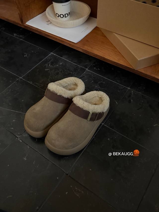 Ugg新款软Fufu的厚底土豆三穿 冬日的暖心选择 今年秋冬的王炸款来了 软萌到犯规的 三穿厚底土豆 终于出炉啦 三色，35-40码！