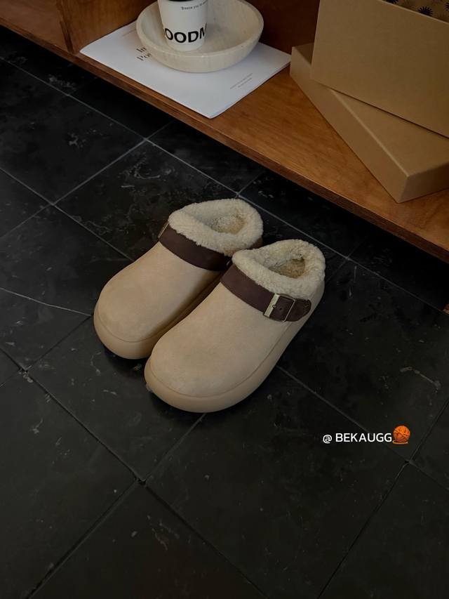 Ugg新款软Fufu的厚底土豆三穿 冬日的暖心选择 今年秋冬的王炸款来了 软萌到犯规的 三穿厚底土豆 终于出炉啦 三色，35-40码！