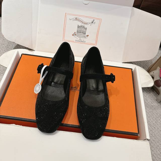 出厂价p Hermes 爱马仕 Light 芭蕾舞鞋 时尚又百搭 超级舒服 每个细节都做到极致 搭配同色调标志性纯鞋扣 设计简约流畅 打造时尚柔美造型 原版真皮