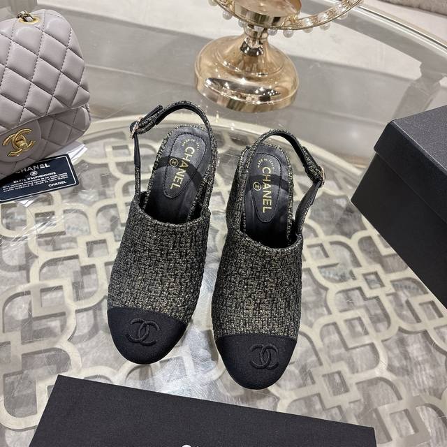 Chane*｜小香25Ss新品双C高跟秋鞋 在阳光与沙滩交织的度假 解锁海滨时髦密码！ 这双凉鞋成为了海边最吸睛的存在。 它以巴黎大皇宫的优雅线条为灵感 厚底设